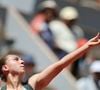 Samedi 30 mai, elle a disputé un match à Rolland Garros sous un soleil de plomb.

Diane Parry sert pendant le match du troisième tour du simple dames entre Diane Parry de la France et Amanda Anisimova des Etats-Unis au tournoi de tennis de Roland Garros, Paris, France, 30 mai 2026. 

Photo par Xinhua/ABACAPRESS.COM/Wu Huiwo)