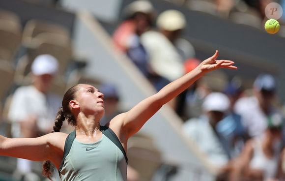 Samedi 30 mai, elle a disputé un match à Rolland Garros sous un soleil de plomb.

Diane Parry sert pendant le match du troisième tour du simple dames entre Diane Parry de la France et Amanda Anisimova des Etats-Unis au tournoi de tennis de Roland Garros, Paris, France, 30 mai 2026. 

Photo par Xinhua/ABACAPRESS.COM/Wu Huiwo)