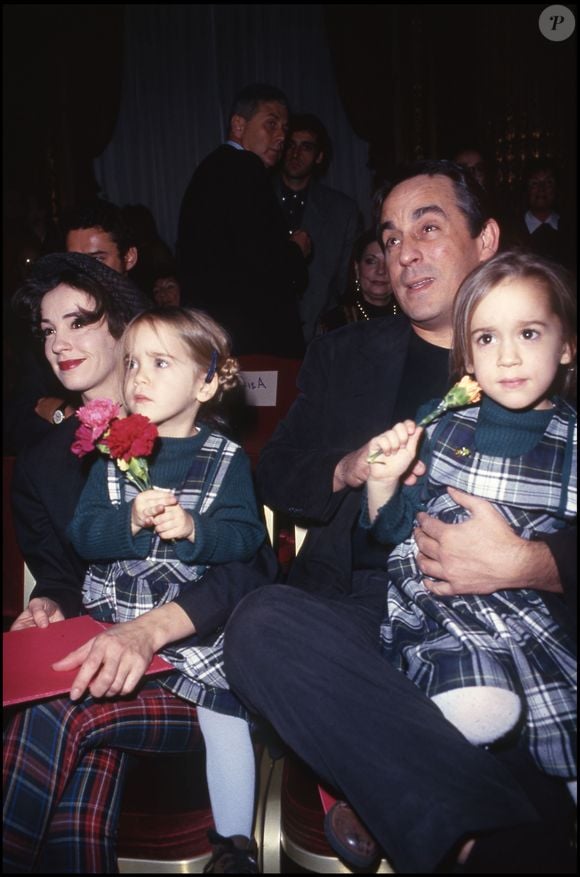 Thierry et Béatrice Ardisson et leurs filles Manon et Ninon au défilé Christian Lacroix Printemps été 1994.