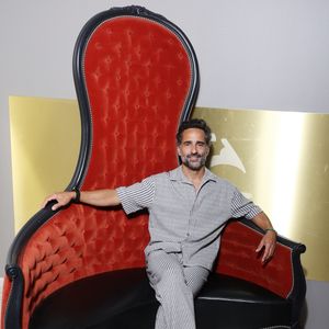 Florent Peyre lors d'une séance photo au Festival du Cinéma Francais et de la gastronomie d'Aix-Les-Bains, France, le 7 juin 2025. © Denis Guignebourg/Bestimage