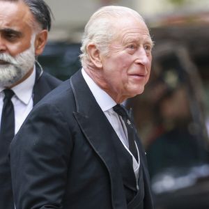 Affaire à suivre au sein de la famille royale ! 

Le roi Charles III lors des funérailles de la duchesse de Kent à la cathédrale de Westminster.  © Mirrorpix / Bestimage