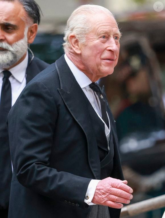 Affaire à suivre au sein de la famille royale ! 

Le roi Charles III lors des funérailles de la duchesse de Kent à la cathédrale de Westminster.  © Mirrorpix / Bestimage