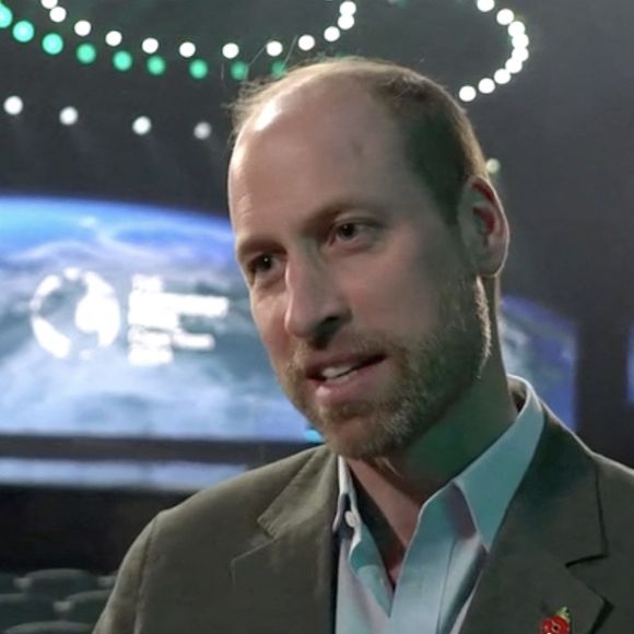 Il a ainsi pris la parole pour rendre hommage à ce défunt proche de la famille royale

Le prince William prince de Galles lors de son voyage en Afrique du Sud a annoncé que sa femme Kate Middleton allait beaucoup mieux après son traitement contre le cancer - (BBC)