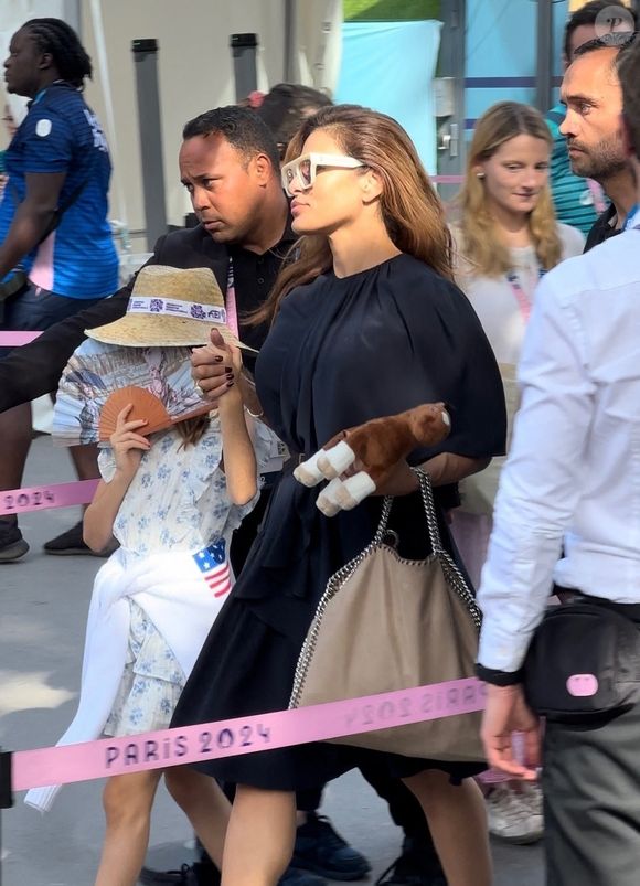 La star de "Hitch" s'est autorisée quelques révélations sur son quotidien en Angleterre à Londres

Rare apparition de Ryan Gosling et Eva Mendes avec leurs filles durant les JO de Paris 2024
©Backgrid UK/ Bestimage