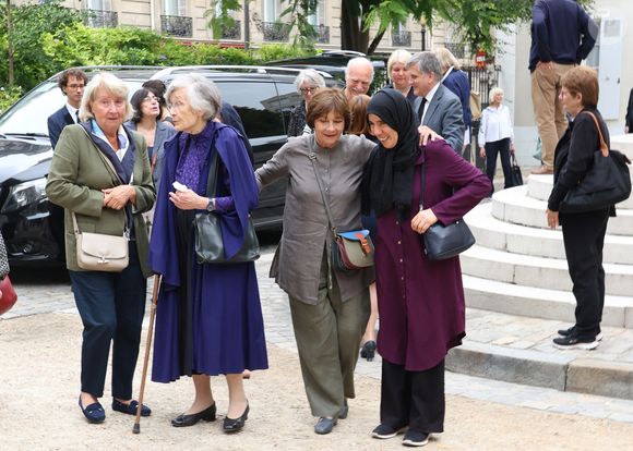Ensemble, ils ont assisté aux obsèques d'Hélène Gagarine, l'une des soeurs de Macha Méril

Exclusif - Elisabeth Gagarine et sa soeur  Macha Meril aux obsèques de leur soeur la princesse Hélène Gagarine en la cathédrale Saint-Alexandre-Nevsky, à Paris, France, le 20 août 2025. © Denis Guignebourg/Bestimage
