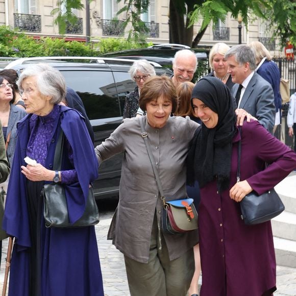 Ensemble, ils ont assisté aux obsèques d'Hélène Gagarine, l'une des soeurs de Macha Méril

Exclusif - Elisabeth Gagarine et sa soeur  Macha Meril aux obsèques de leur soeur la princesse Hélène Gagarine en la cathédrale Saint-Alexandre-Nevsky, à Paris, France, le 20 août 2025. © Denis Guignebourg/Bestimage