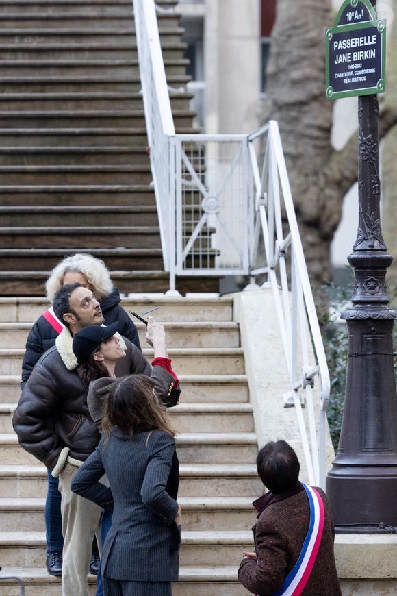 Roman de Kermadec, Charlotte Gainsbourg , Lou Doillon - Inauguration de la passerelle Jane Birkin devant les 41-43 quai de Valmy à Paris le 13 décembre 2025.
© Cyril Moreau / Bestimage