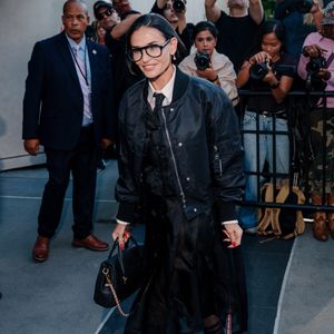 Demi Moore assiste au défilé Thom Browne, dans le cadre de la collection prêt-à-porter (RTW) printemps/été 2027, organisé au The Shed, à Hudson Yards, à New York.
