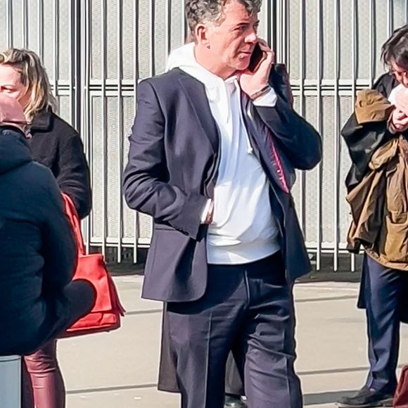 Stéphane Plaza en larmes à la sortie de son procès après avoir été reconnu coupable de "violences habituelles par concubin" et condamné à 12 mois de prison avec sursis, à Paris, France, le 18 février 2025. L'agent immobilier de 54 ans est jugé pour "violences physiques et/ou psychologiques habituelles par concubin" entre 2018 et 2022 sur une ancienne compagne, Amandine, ainsi que pour "violences psychologiques habituelles par concubin" sur Paola, entre 2021 et 2022. © Yehiel Chekroune/Bestimage