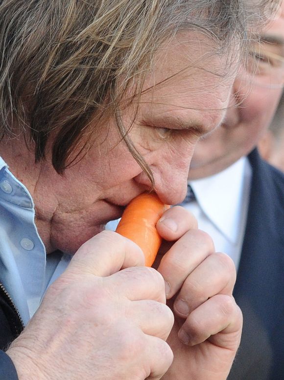 Gerard Depardieu rencontre les commercants de son quartier a Saransk lors d'une visite d'un complexe agricole le 24 fevrier 2013.
ITAR TASS / BESTIMAGE