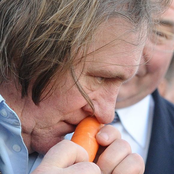 Gerard Depardieu rencontre les commercants de son quartier a Saransk lors d'une visite d'un complexe agricole le 24 fevrier 2013.
ITAR TASS / BESTIMAGE