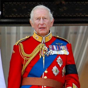 Le roi Charles III d'Angleterre - Les membres de la famille royale britannique au balcon de Buckingham Palace lors de la cérémonie Trooping the Colour à Londres, le 14 juin 2025. © Backgrid / Bestimage