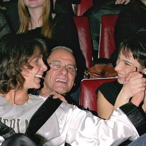 (de gauche à droite) Stéphanie, Michel et Marie Fugain lors du Gala du Ring au Cirque d'Hiver Bouglione à Paris, France, le 8 février 2005. L'événement a été organisé par l'association First Round au profit de l'association Laurette Fugain pour sensibiliser le public à la nécessité de donner des plaquettes. Le gala fera l'objet d'un DVD. Photo par Jean-Jacques Datchary/ABACA.