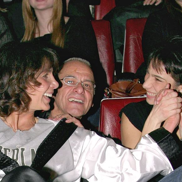 (de gauche à droite) Stéphanie, Michel et Marie Fugain lors du Gala du Ring au Cirque d'Hiver Bouglione à Paris, France, le 8 février 2005. L'événement a été organisé par l'association First Round au profit de l'association Laurette Fugain pour sensibiliser le public à la nécessité de donner des plaquettes. Le gala fera l'objet d'un DVD. Photo par Jean-Jacques Datchary/ABACA.