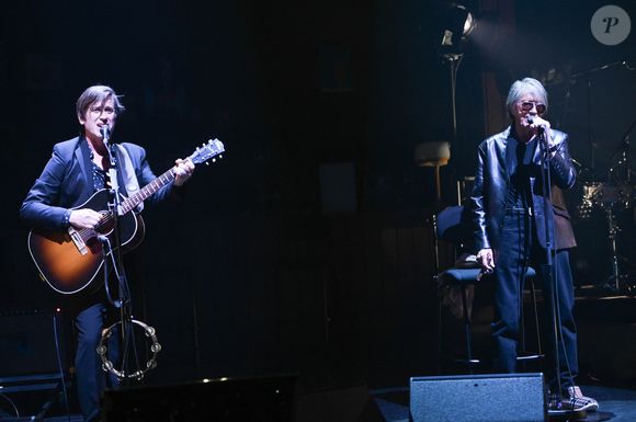Jacques Dutronc et Thomas Dutronc en showcase de leur tournée "Dutronc & Dutronc" au Centre Evénementiel de Courbevoie le 11 avril 2022. Jacques et Thomas Dutronc se rejoignent sur scène pour une tournée unique !  Père et fils, monstres sacrés de la scène française, vous donnent rendez-vous pour des concerts exceptionnels sous le signe du partage et de la complicité. Deux artistes hors du commun à retrouver sur les routes de France. © Coadic Guirec/Bestimage