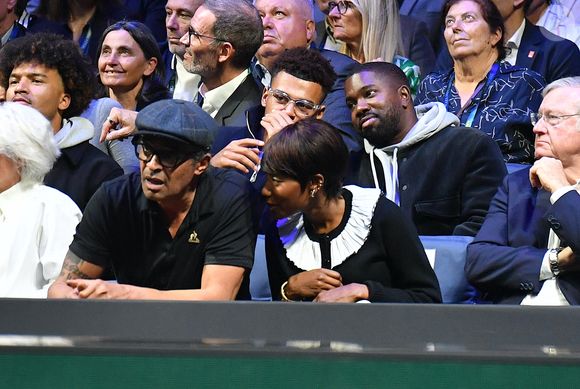 Le couple est apparu très soudé pour cette soirée inoubliable.

Yannick Noah et sa compagne Malika, Désiré Doué - Jannik Sinner remporte le Rolex Paris Masters 2025 face à Félix Auger-Aliassime à la Défense Arena le 2 novembre 2025 . © Veeren/Bestimage