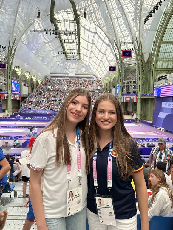 La princesse Leonor et L'infante Sofia d'Espagne vont à la rencontre des athlètes espagnols lors des Jeux Olympiques de Paris2024 (JO), le 29 juillet 2024. 
© Casa de SM El Rey / Bestimage