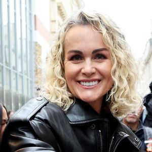 Laeticia Hallyday rencontre les bikers venus rendre hommage au chanteur lors de l'inauguration d'une plaque commémorative en hommage à Johnny Hallyday devant l'immeuble où le chanteur français a grandi dans le 9ème arrondissement de Paris, France, le 22 décembre 2023. © Dominique Jacovides/Bestimage
