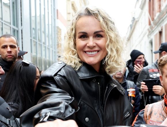 Laeticia Hallyday rencontre les bikers venus rendre hommage au chanteur lors de l'inauguration d'une plaque commémorative en hommage à Johnny Hallyday devant l'immeuble où le chanteur français a grandi dans le 9ème arrondissement de Paris, France, le 22 décembre 2023. © Dominique Jacovides/Bestimage