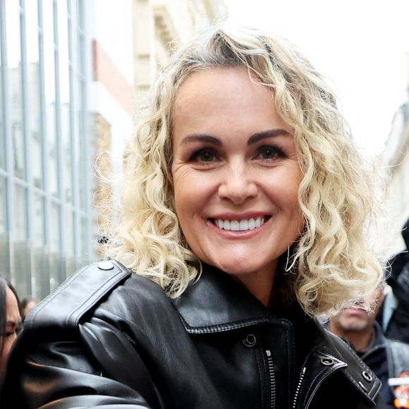Laeticia Hallyday rencontre les bikers venus rendre hommage au chanteur lors de l'inauguration d'une plaque commémorative en hommage à Johnny Hallyday devant l'immeuble où le chanteur français a grandi dans le 9ème arrondissement de Paris, France, le 22 décembre 2023. © Dominique Jacovides/Bestimage