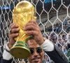 La FIFA enquète pour savoir comment Salt Bae (Nusret Gokce) a pu accéder au terrain, poser avec des joueurs et la coupe du monde de football le soir de la finale à Doha le 18 décembre 2022.
© La Nacion via ZUMA Press / Bestimage