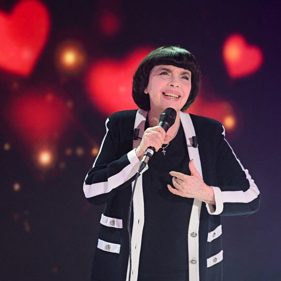 A 79 ans, elle célèbre ses 60 ans de carrière... et ses adieux prochains à la scène.
Exclusif - Mireille Mathieu - Enregistrement de l'émission "Vivement dimanche" aux studios Rive Gauche, présentée par M.Drucker et diffusée le 5 octobre 2025 sur France 3.
Guillaume Gaffiot/Bestimage