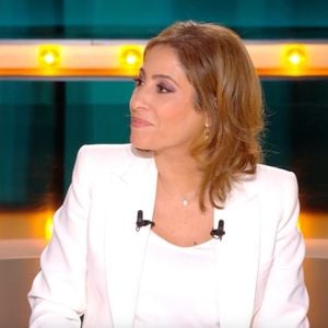 Léa Salamé sur le plateau de "Quelle époque" face à Olivier Guez. (Capture d'écran).