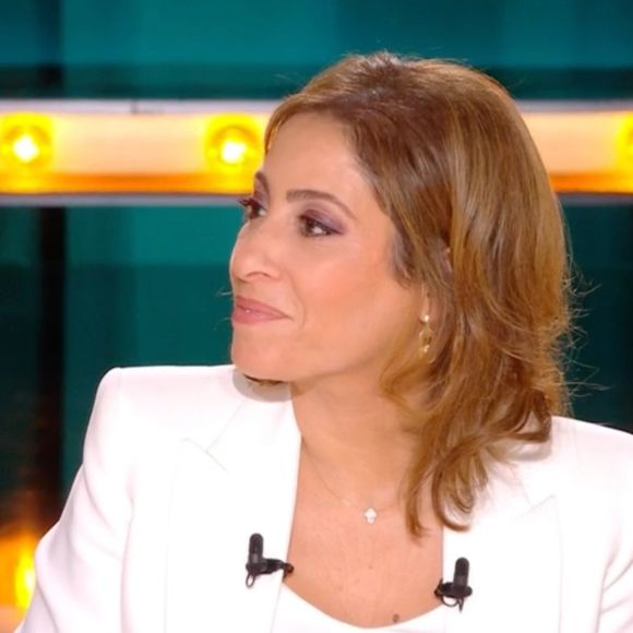 Léa Salamé sur le plateau de "Quelle époque" face à Olivier Guez. (Capture d'écran).
