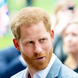 Le prince Harry se déplace à La Haye quelques jours après la naissance de son premier enfant Archie pour une conférence pour la prochaine compétition Invictus Games qui se déroulera aux Pays-Bas. Il a été reçu par la princesse Margriet des Pays-Bas. Invictus Games est une compétition multisports pour les soldats et vétérans de guerre blessés et handicapés, s'inspirant des jeux paralympiques, ils tirent leur nom du poème Invictus de William Ernest Henley ; le slogan, I AM, renvoie d'ailleurs aux deux derniers vers du poème. La Haye, le 9 mai 2019.