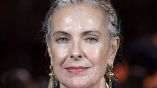Carole Bouquet explique son nouveau look capillaire, de longues tresses qui ont tant étonné : "Je n'ai pas fait exprès"