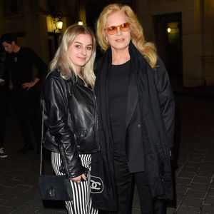 Sylvie Vartan avec sa fille Darina Scotti-Vartan à la générale de la pièce "La Vraie Vie" au théâtre Edouard 7 à Paris, le 18 septembre 2017.
© Guirec Coadic/Bestimage