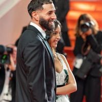 Ça aurait pu remettre en cause le mariage en Corse : Karim Benzema a dit oui à Lyna Khoudri, le footballeur bloqué du dos juste avant la noce !