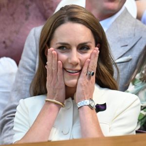 Comme chaque année, Kate Middleton s'est rendue à Balmoral, en Écosse. 

La princesse Catherine (Kate) Middleton, princesse de Galles, assiste à la finale féminine des championnats de Wimbledon.
©Mirrorpix / Bestimage
