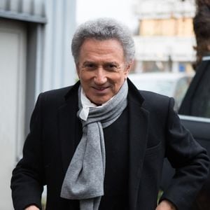 Exclusif - Michel Ducker, souriant et en pleine forme, arrive aux studios de RTL-TVI à Bruxelles pour la promotion de son One Man Show "Michel Drucker, seul avec vous" le 27 février 2017. Il est l'invité du talk show "De quoi je me mêle". ©ALAIN ROLLAND/ IMAGEBUZZ/ BESTIMAGE