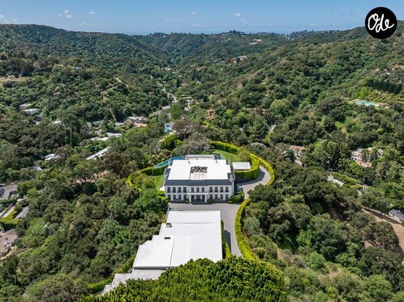 L’ancienne propriété de Ben Affleck et Jennifer Lopez à Beverly Hills s’étend sur près de deux hectares. La résidence compte 12 chambres, 24 salles de bains, une piscine à débordement, un vaste complexe sportif et un garage pouvant accueillir 12 voitures. Crédit photo : Simon Berlyn.
