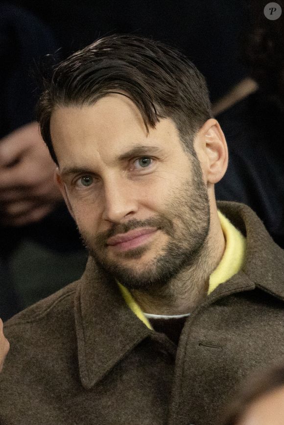 Simon Porte Jacquemus - Célébrités dans les tribunes du match de Ligue des Champions entre le PSG contre le Bayern de Munich (1-2) au Parc des Princes à Paris le 4 novembre 2025. © Cyril Moreau/Bestimage