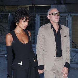 Vincent Cassel et Narah Baptista arrivent au défilé Schiaparelli Collection Femme Prêt-à-Porter Printemps/Eté 2026 lors de la Fashion Week de Paris, le 2 octobre 2025.

Photo : Denis Guignebourg / Bestimage