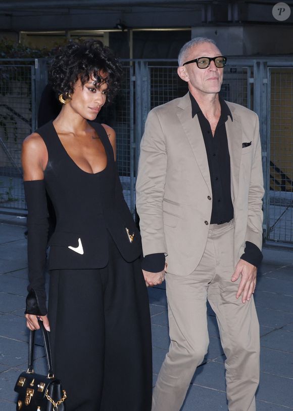 Vincent Cassel et Narah Baptista arrivent au défilé Schiaparelli Collection Femme Prêt-à-Porter Printemps/Eté 2026 lors de la Fashion Week de Paris, le 2 octobre 2025.

Photo : Denis Guignebourg / Bestimage