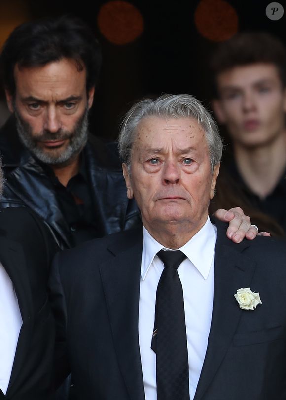 Alain Delon et son fils Anthony Delon - Sorties des obsèques de Mireille Darc en l’Église Saint-Sulpice à Paris. Le 1er septembre 2017.