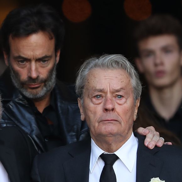 Alain Delon et son fils Anthony Delon - Sorties des obsèques de Mireille Darc en l’Église Saint-Sulpice à Paris. Le 1er septembre 2017.