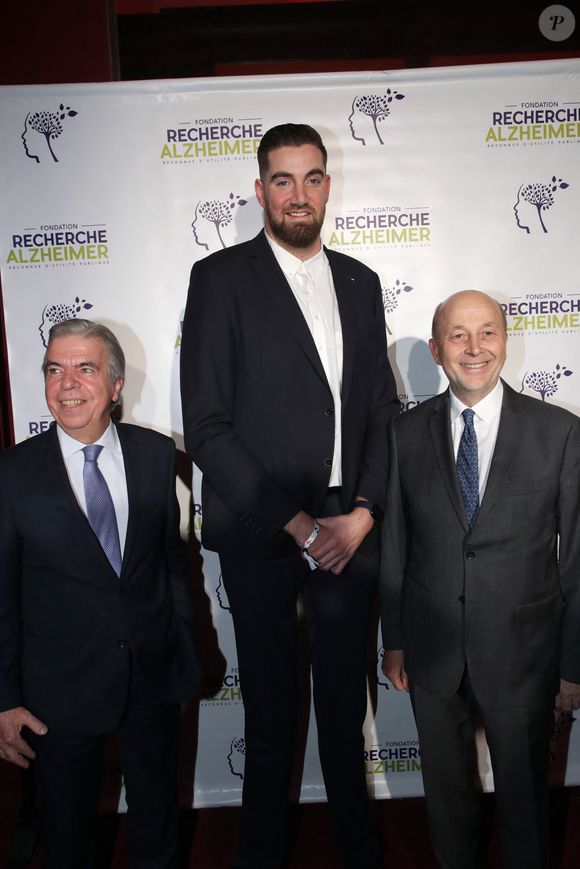 Professeur Bruno Dubois, Vincent Pourchot (Joueur de basket-ball de 2,22 Mètres) et Docteur Olivier de Ladoucette - Photocall du 16ème Gala de la Fondation " Recherche Alzheimer " à l'Olympia à Paris. Le 20 mars 2023 © Bertrand Rindoff Petroff / Bestimage