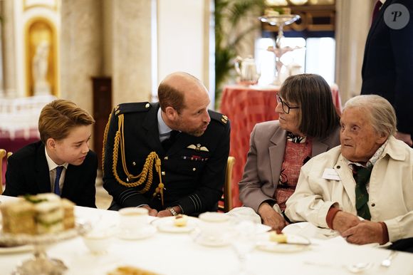 C'est la raison pour laquelle il était à leur côté récemment pour honorer les vétérans de la 2nde Guerre mondiale 

Le prince George de Galles, et le prince William, prince de Galles, - Les membres de la famille royale britannique assistent à la célébration du 80ème anniversaire de la fin de la Seconde guerre mondiale (VE80 Tea Party) au palais de Buckingham, à Londres, au Royaume-Uni, le 5 mai 2025. © Jordan Pettitt/WPA-Pool/Bestimage