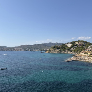 Direction Majorque, l’une des perles des Baléares, où l’animatrice profite de quelques jours de douceur entre mer turquoise, ciel azur et couchers de soleil dorés.