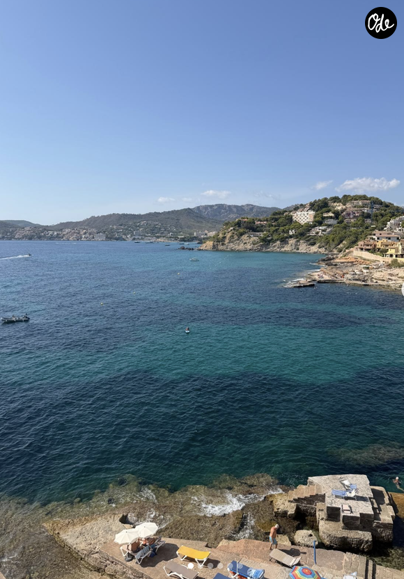 Direction Majorque, l’une des perles des Baléares, où l’animatrice profite de quelques jours de douceur entre mer turquoise, ciel azur et couchers de soleil dorés.