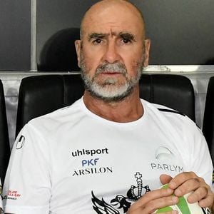 En février 2025, il est devenu grand-père deux fois en dix jours, avec la naissance de César chez Raphaël, et d'un enfant chez Joséphine.

Eric Cantona et son fils Emir - Match des Légendes, la rencontre qui mêle le football et le rugby au profit de l'association de P. Olmeta (ancien gardien de but et co-fondateur de l'association), "Un sourire, un espoir pour la vie" s'est déroulé à Nice à l'Allianz Riviera, le 26 septembre 2022. L'association de P. Olmetta est engagée en faveur des enfants atteints de cancer ou de maladie orpheline. © Bruno Bebert/Bestimage