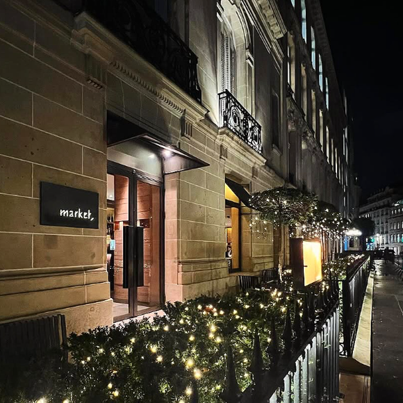 Les plats principaux varient de 33 à 46 euros, avec du poisson, de la viande ou même une pizza à la truffe à 38 euros. 

Photos du restaurant Market à Paris Instagram : @market_paris