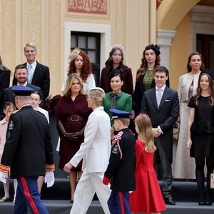 La princesse Charlene de Monaco, La princesse Gabriella de Monaco, comtesse de Carladès, le prince Jacques de Monaco, marquis des Baux, le prince Albert II de Monaco - La famille princière monégasque dans la cour d'honneur du palais lors de la la fête nationale à Monaco le 19 novembre 2025. © Dominique Jacovides - Bruno Bebert / Bestimage