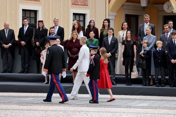 La princesse Charlene de Monaco, La princesse Gabriella de Monaco, comtesse de Carladès, le prince Jacques de Monaco, marquis des Baux, le prince Albert II de Monaco - La famille princière monégasque dans la cour d'honneur du palais lors de la la fête nationale à Monaco le 19 novembre 2025. © Dominique Jacovides - Bruno Bebert / Bestimage