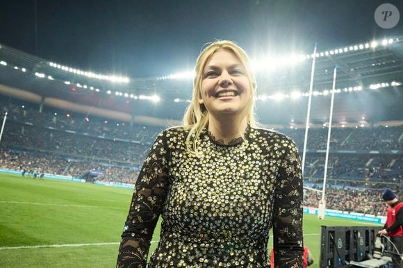 La chanteuse Louane (Louane Emera), représentante de la France au concours de l'Eurovision, interpréte pour la première fois son titre Maman, en hommage à sa mère décédée lorsqu'elle avait 17 ans, devant les 80 000 spectateurs, suspendue sur une plateforme, plusieurs mètres au-dessus de la pelouse et des musiciens, du Stade de France à la mi-temps du match du Tournoi des Six Nations opposant la France à l'Écosse, à Saint-Denis, Seine Saint-Denis, France, le 15 mars 2025. © Cyril Moreau/Bestimage