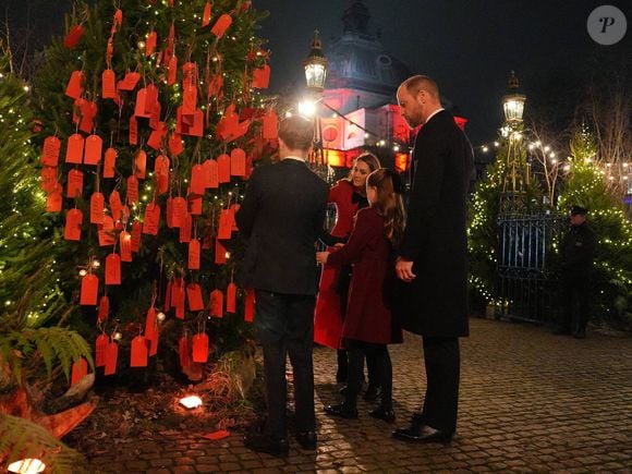 Le Prince et la Princesse de Galles avec leurs enfants le Prince George, la Princesse Charlotte et le Prince Louis regardent les messages sur l'arbre de la gentillesse avant le service de chants de Noël Together At à l'Abbaye de Westminster à Londres, Royaume-Uni, le 6 décembre 2024. Photo by Jordan Pettitt/PA Wire/ABACAPRESS.COM